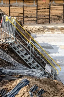 Byggtrappa 100cm 15 steg komplett 2 räcken