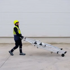 Plattformsstege med skyddsräcke och stödben